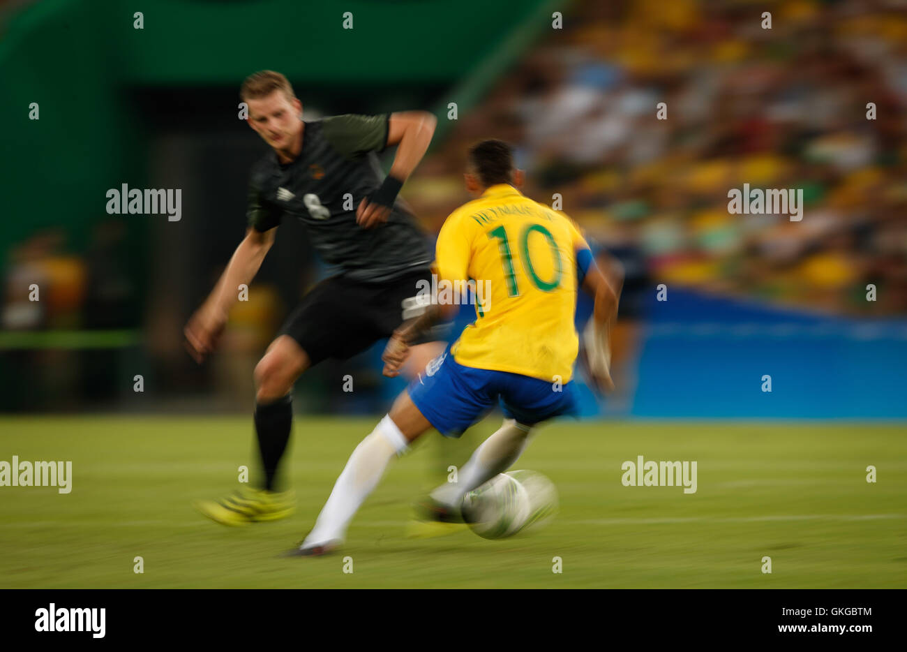 Rio De Janeiro, Brazil. 20th Aug, 2016. Neymar Jr. Brazil dribbles BENDER Lars Germany during the match between Brazil vs Germany valid by the competition for gold football Rio Olympics 2016 held at Maracanã Stadium. NOT AVAILABLE FOR LICENSING IN CHINA (Photo: Marcelo Machado de Melo/Fotoarena) Credit:  Foto Arena LTDA/Alamy Live News Stock Photo