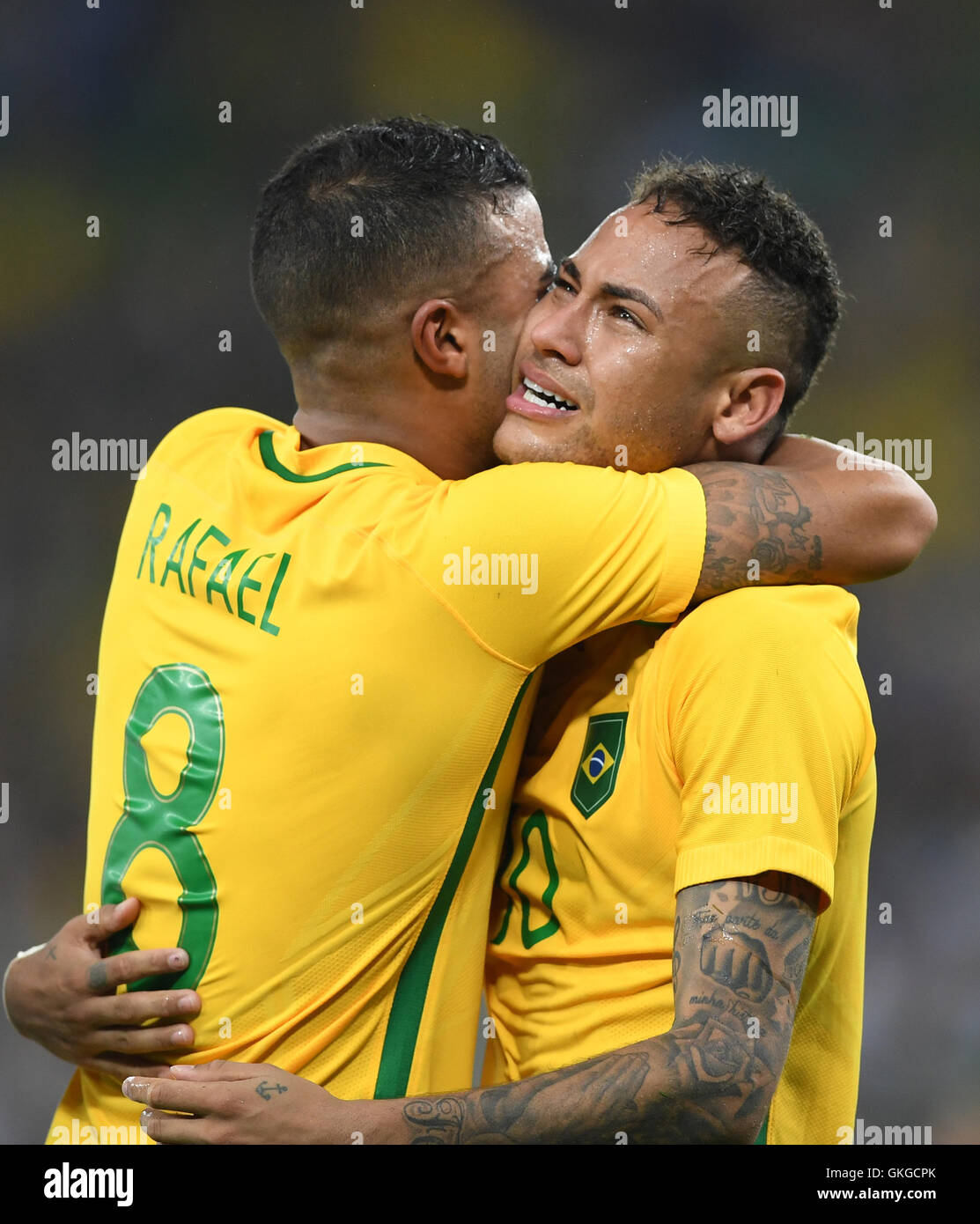 Rio De Janeiro, Brazil. 20th Aug, 2016. Brazil's Neymar (R) celebrates scoring during the men's football gold medal match against Germany at the 2016 Rio Olympic Games in Rio de Janeiro, Brazil, on Aug. 20, 2016. Brazil won the gold medal on penalty shoot-out. Credit:  Cheng Min/Xinhua/Alamy Live News Stock Photo