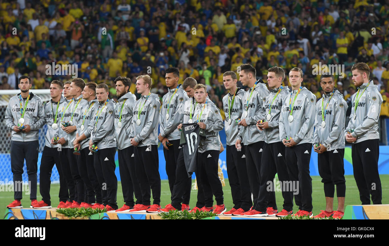 Rio de Janeiro, Brazil. 20th Aug, 2016. Players of Germany stand on the podium with their silver medals and a shirt of injured teammate Leon Goretzka during the award ceremony after loosing the Men's soccer Gold Medal Match between Brazil and Germany during the Rio 2016 Olympic Games at the Maracana in Rio de Janeiro, Brazil, 20 August 2016. Photo: Soeren Stache/dpa/Alamy Live News Stock Photo