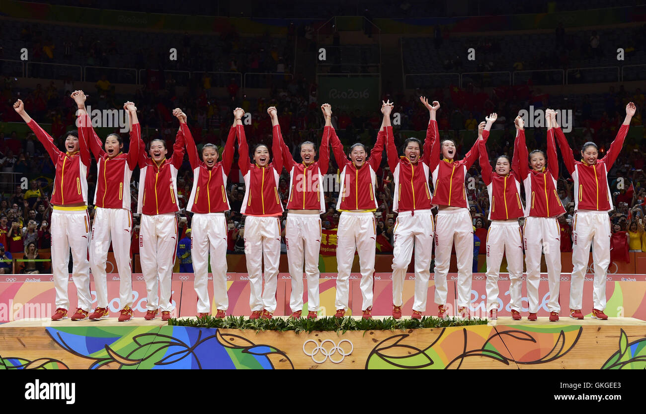 Rio De Janeiro, Brazil. 20th Aug, 2016. Gold medalists China's players attend the awarding ceremony for the women's final of Volleyball at the 2016 Rio Olympic Games in Rio de Janeiro, Brazil, on Aug. 20, 2016. Credit:  Yue Yuewei/Xinhua/Alamy Live News Stock Photo