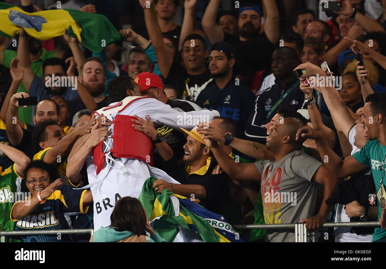 Rio De Janeiro, Brazil. 20th Aug, 2016. Brazil's Maicon Siqueira celebrates with the audience after the the men's  80kg bronze medal match of Taekwondo against Britain's Mahama Cho at the 2016 Rio Olympic Games in Rio de Janeiro, Brazil, on Aug. 20, 2016. Maicon Siqueira won the bronze medal. Credit:  Wang Yuguo/Xinhua/Alamy Live News Stock Photo