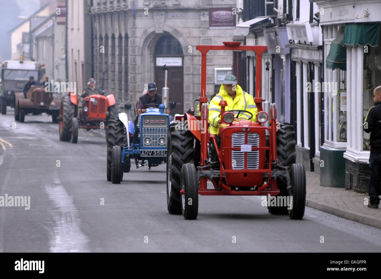 Kington, Herefordshire, UK. 21st August 2016.  A vintage tractor makes its way up Kington High Street. Credit:  Andrew Compton/Alamy Live News Stock Photo