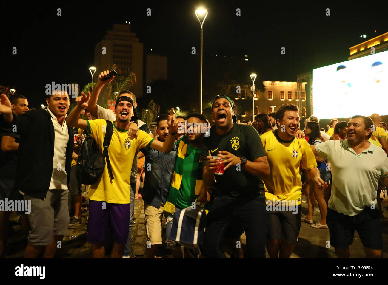 Rio De Janeiro, Brazil. 20th August, 2016. The Olympic games begin to draw to a close. Brazil fans celebrate a gold medal in the Olympic Football Tournament as Brazil beat Germany 2-1. Credit:  Yohei Osada/AFLO SPORT/Alamy Live News Stock Photo