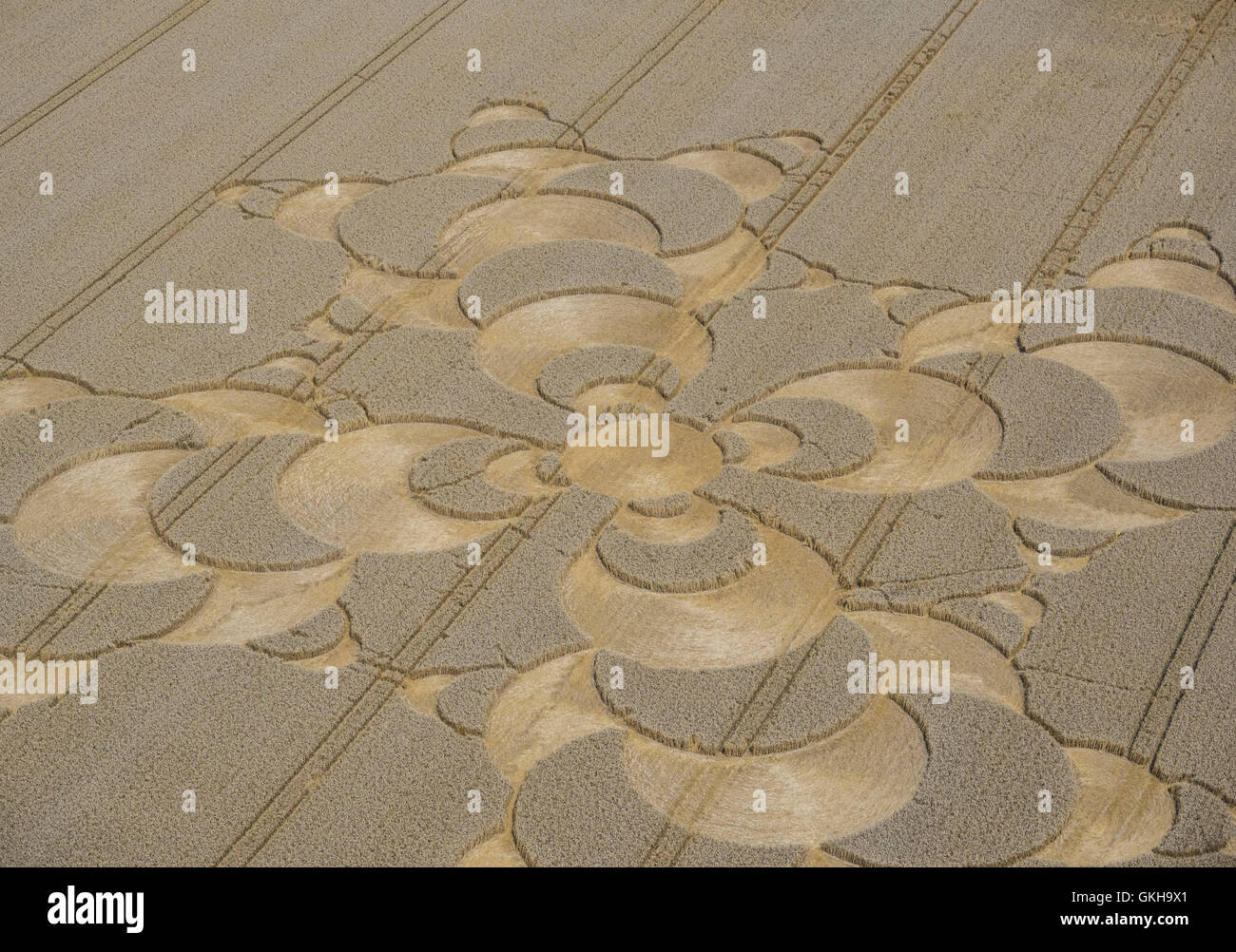 Crop circles aerial hi-res stock photography and images - Alamy