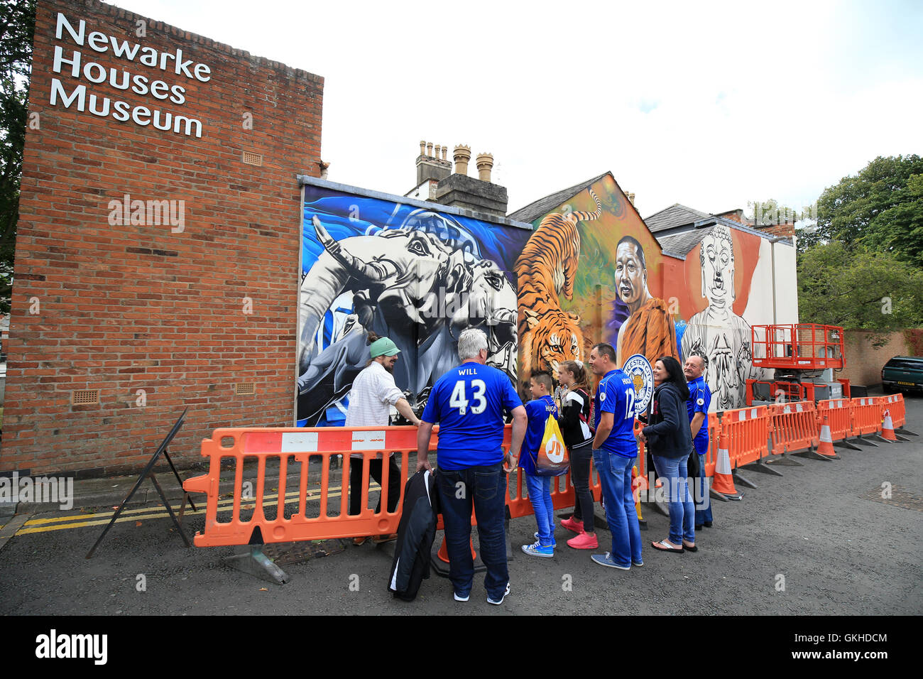 Leicester City fans watch artist Leigh Drummond work on a Leicester City mural at Newarke Houses Museum prior to the Premier League match at the King Power Stadium, Leicester. PRESS ASSOCIATION Photo. Picture date: Saturday August 20, 2016. See PA story SOCCER Leicester. Photo credit should read: PA Wire. RESTRICTIONS: No use with unauthorised audio, video, data, fixture lists, club/league logos or 'live' services. Online in-match use limited to 75 images, no video emulation. No use in betting, games or single club/league/player publications. Stock Photo