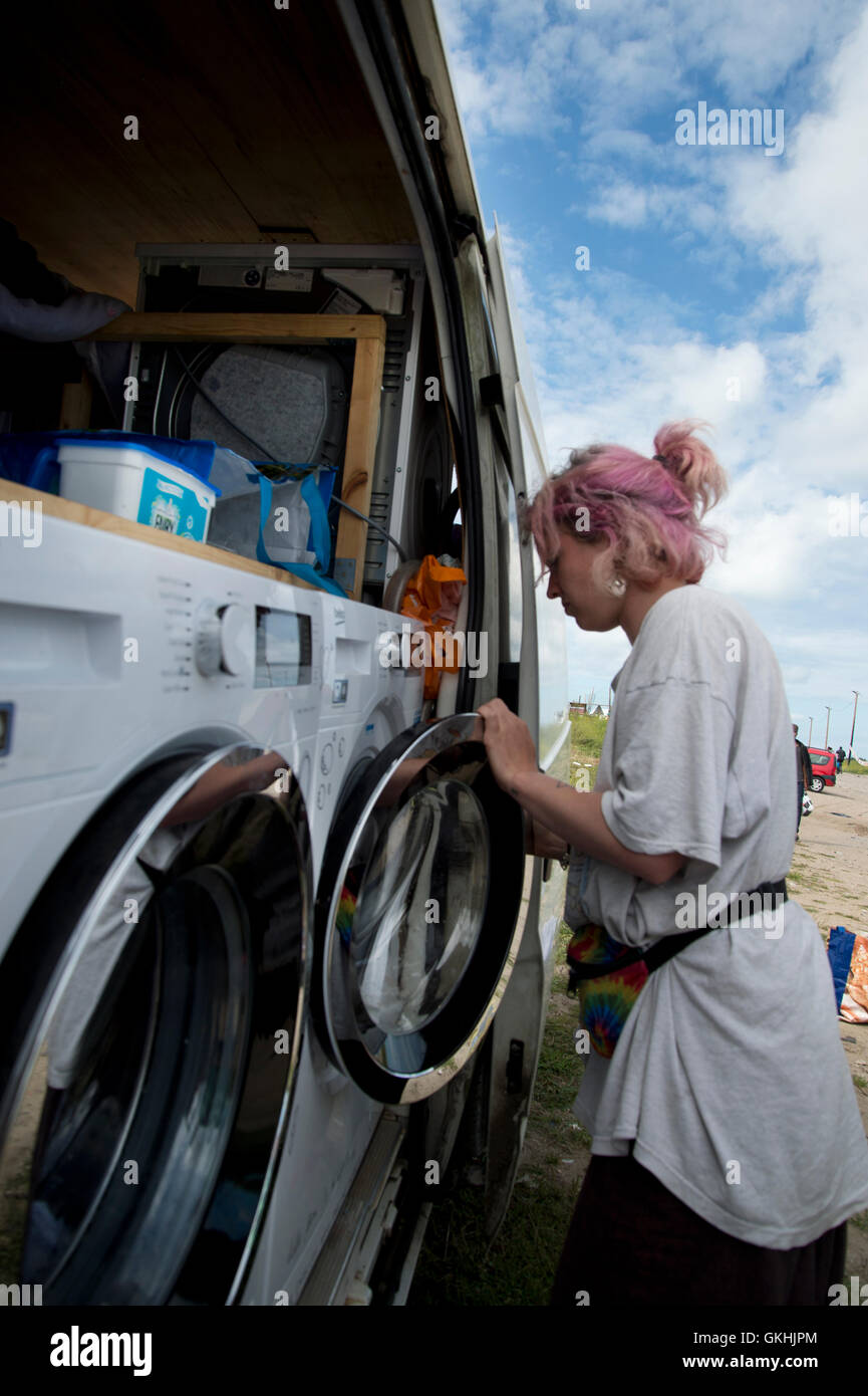 'Jungle' camp for refugees. 'Wild women' from Frome, Somerset, washing clothes for refugees from their mobile laundry Stock Photo