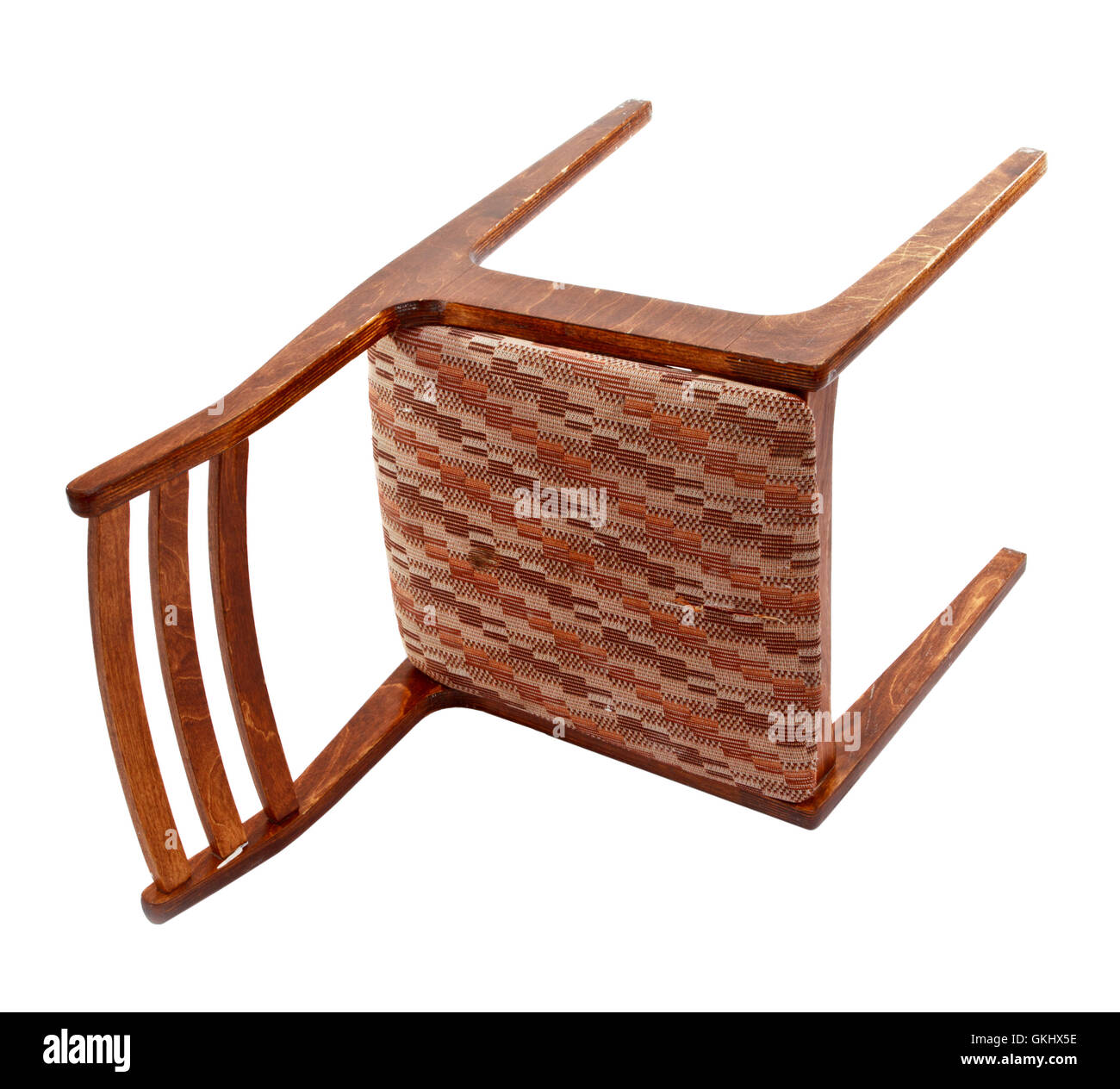 Перевернутый деревянный стул. Табуретка вверх ногами. Перевернутый стул. Перевернутый табурет. Перевернутый стул.