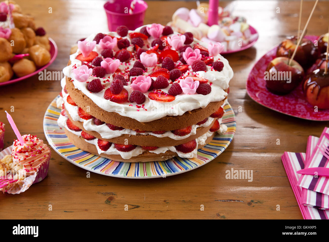 Sticky layer cake hi-res stock photography and images - Alamy