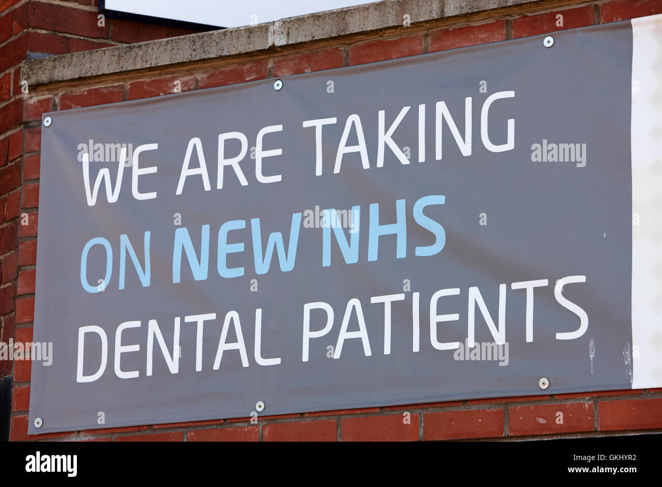 sign outside a dental surgery saying we are taking on new nhs dental patients Stock Photo