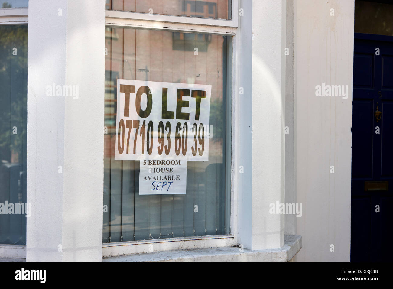 House with to let sign hires stock photography and images Alamy