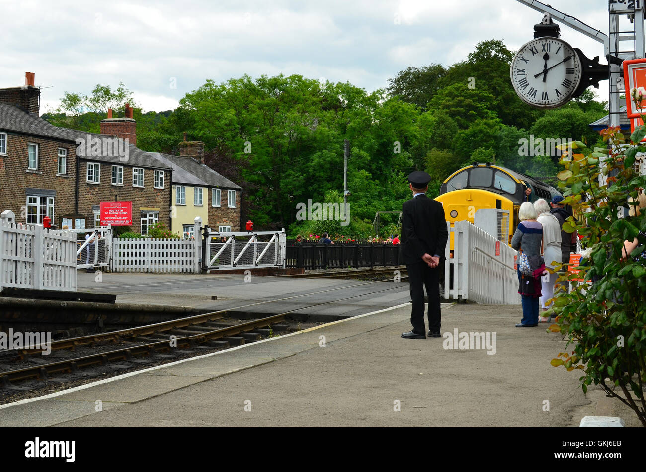 Trains approach hi-res stock photography and images - Page 5 - Alamy