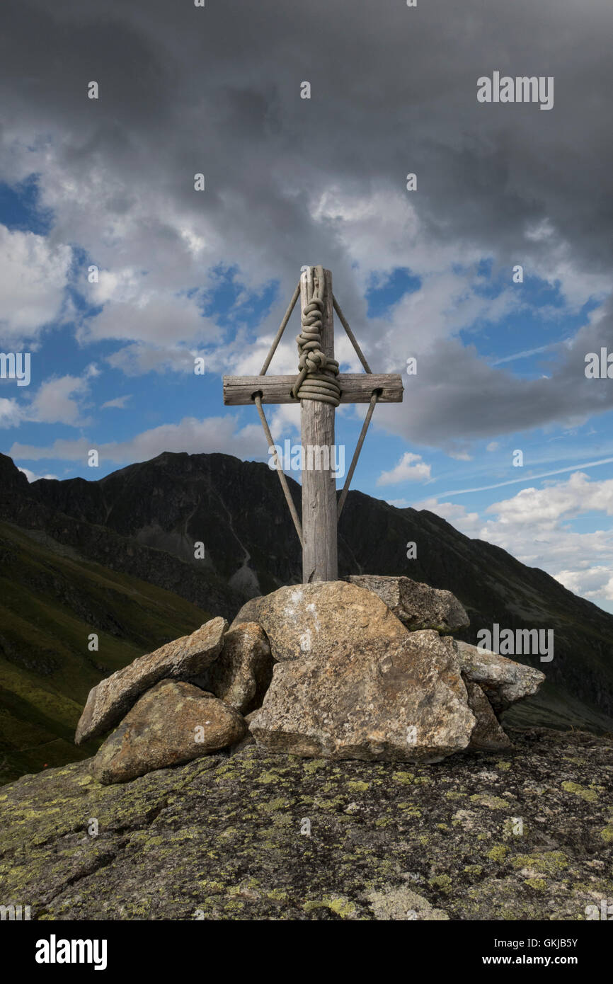 Christian cross mountain wood hi-res stock photography and images - Alamy