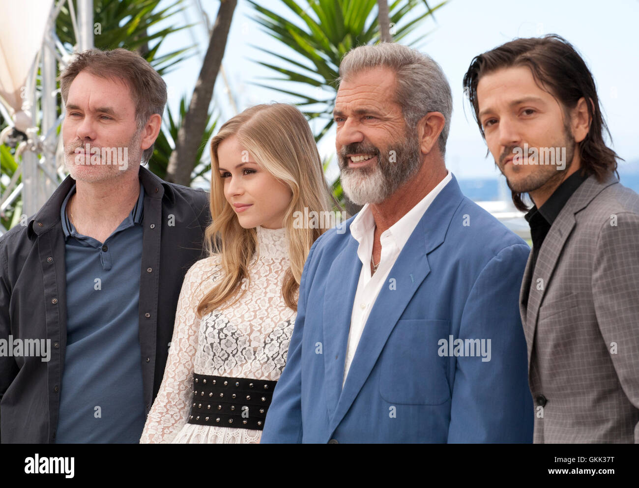 Director Jean-Francois Richet, Erin Moriarty, Mel Gibson and Diego Luna at  the Blood Father film photo call at the 69th Cannes Stock Photo - Alamy