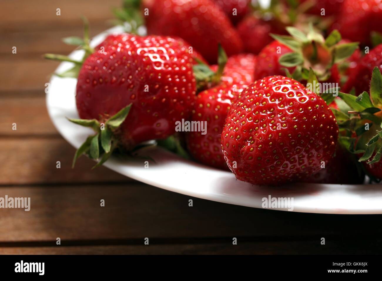 a plate of fresh strawberries Stock Photo - Alamy