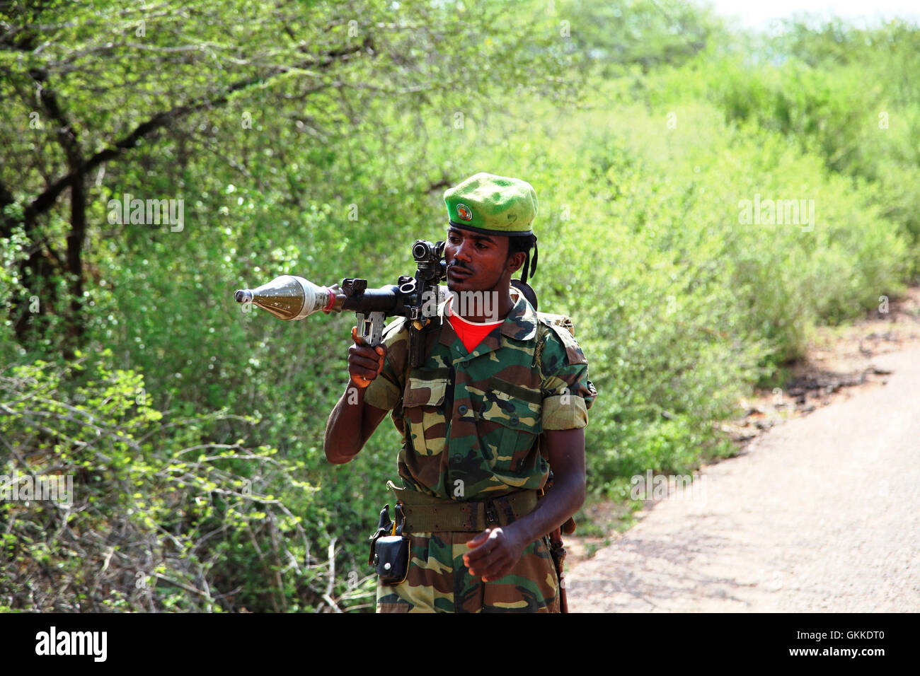 An AMISOM soldier armed with an RPG on the Baidoa-Mogadishu Road on 17th April 2014. AU UN IST PHOTO / Mahamud Hassan Stock Photo