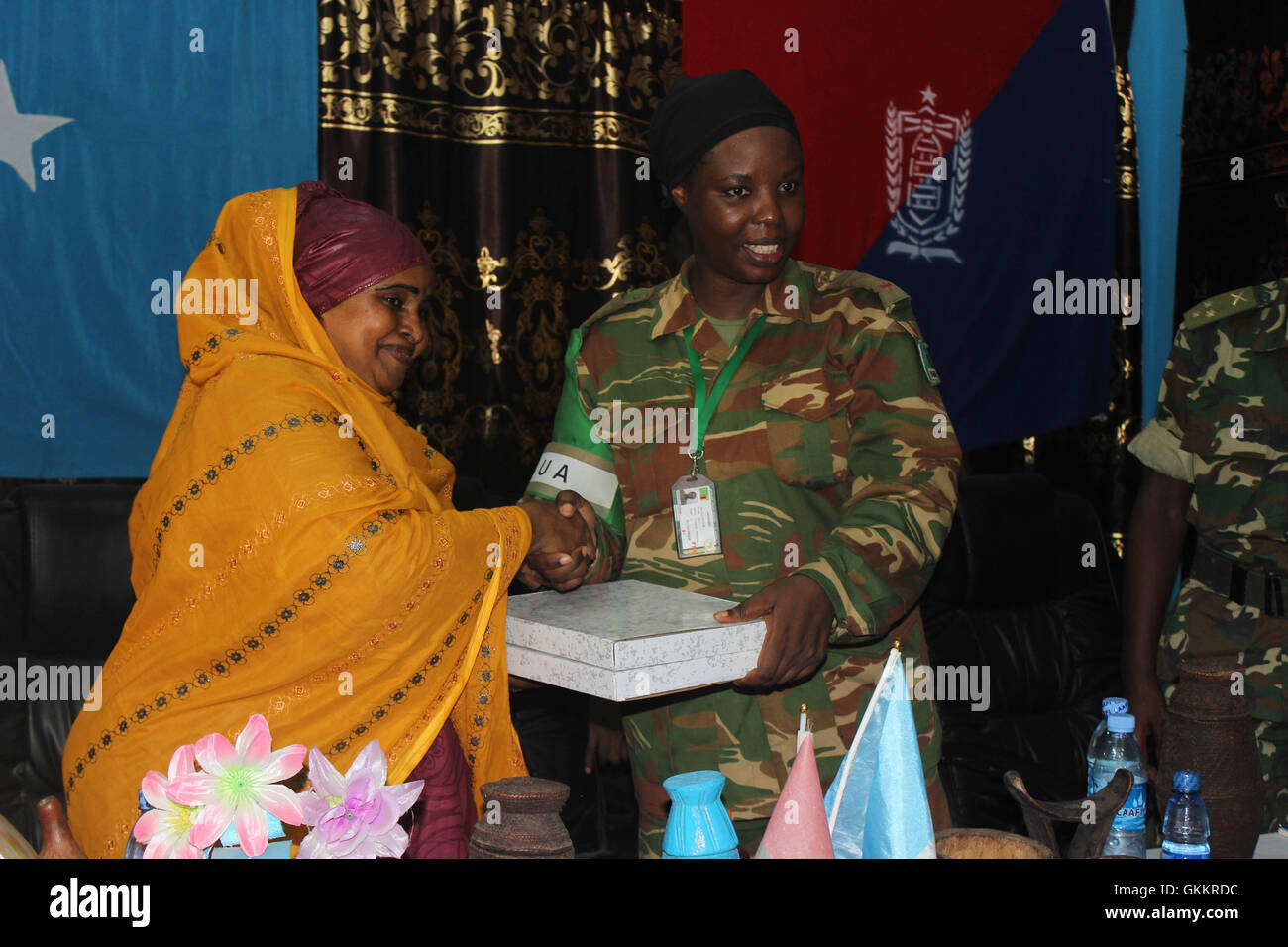 AMISOM Force Headquarters Gender Officer, Maj. Florence Mulenga, hands over a token of appreciation to the Waaberi District Commissioner Hawa Kin Mohamed Ali at a meeting with Waaberi district women on countering extremism. The meeting was held at the district heaqaurters in Mogadishu, Somalia on January 28, 2016. AMISOM Photo/ Fanah Mohamed Stock Photo