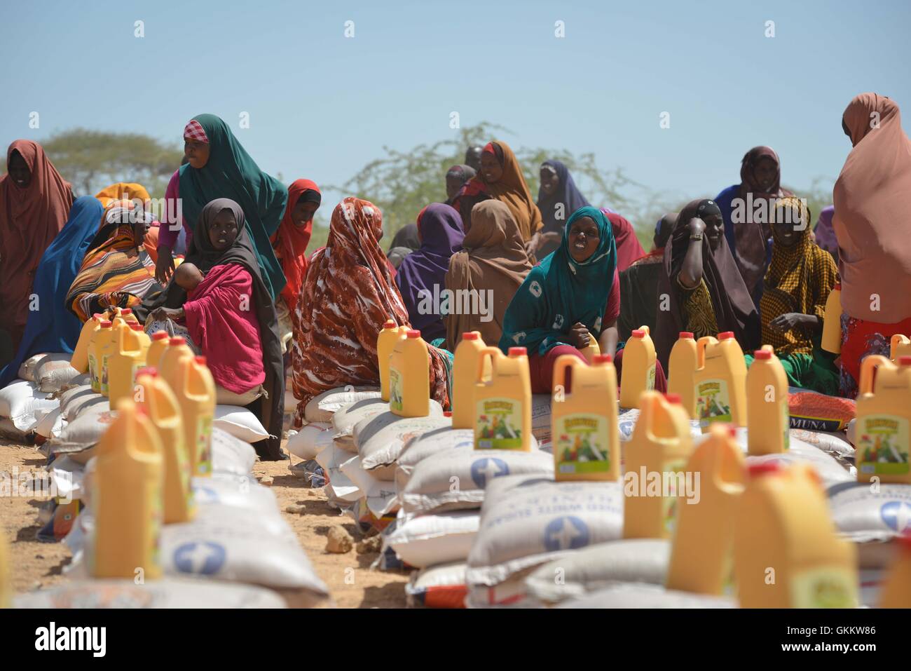 Somali refugees food aid hi-res stock photography and images - Alamy