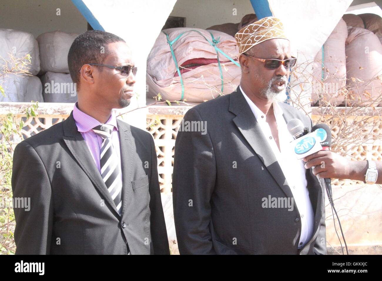 Beletweyne Mayor, Omar Aden, thanks the Ethiopian government and Ethiopia's Deputy Ambassador, Jamaludiin Mustafa Omar, for helping flood victims in Beletweyne, Somalia, on August 12, 2016. AMISOM Photo  . Stock Photo