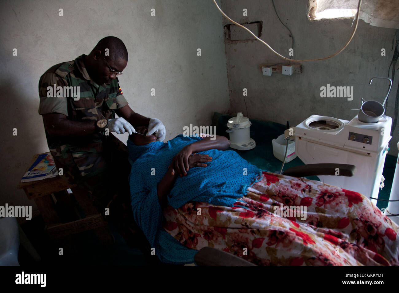 10/09/11, Mogadishu, Somalia - An AMISOM dentist treats a woman at the OPD in Mogadishu, Somalia Stock Photo