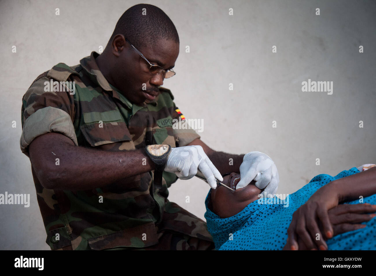 10/09/11, Mogadishu, Somalia - An AMISOM dentist treats a woman at the OPD in Mogadishu, Somalia Stock Photo
