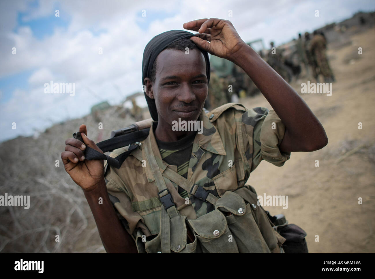 SOMALIA. Saa'moja / Kisamayo: In a handout photograph released by the African Union-United Nations Information Support Team 01 October, a soldier of the Somali National Army (SNA) gestures in Saa'moja, an area approx. 7km outside the Somali port city of Kismayo. For the last two months, the African Union Mission in Somalia (AMISOM)'s Kenyan Contingent in support of the SNA has been steadily liberating areas and villages in Southern Somalia formally under the control of the Al Qaeda-affiliated extremist group Al Shabaab, which has brought them to the outskirt's of the group's last major strongh Stock Photo
