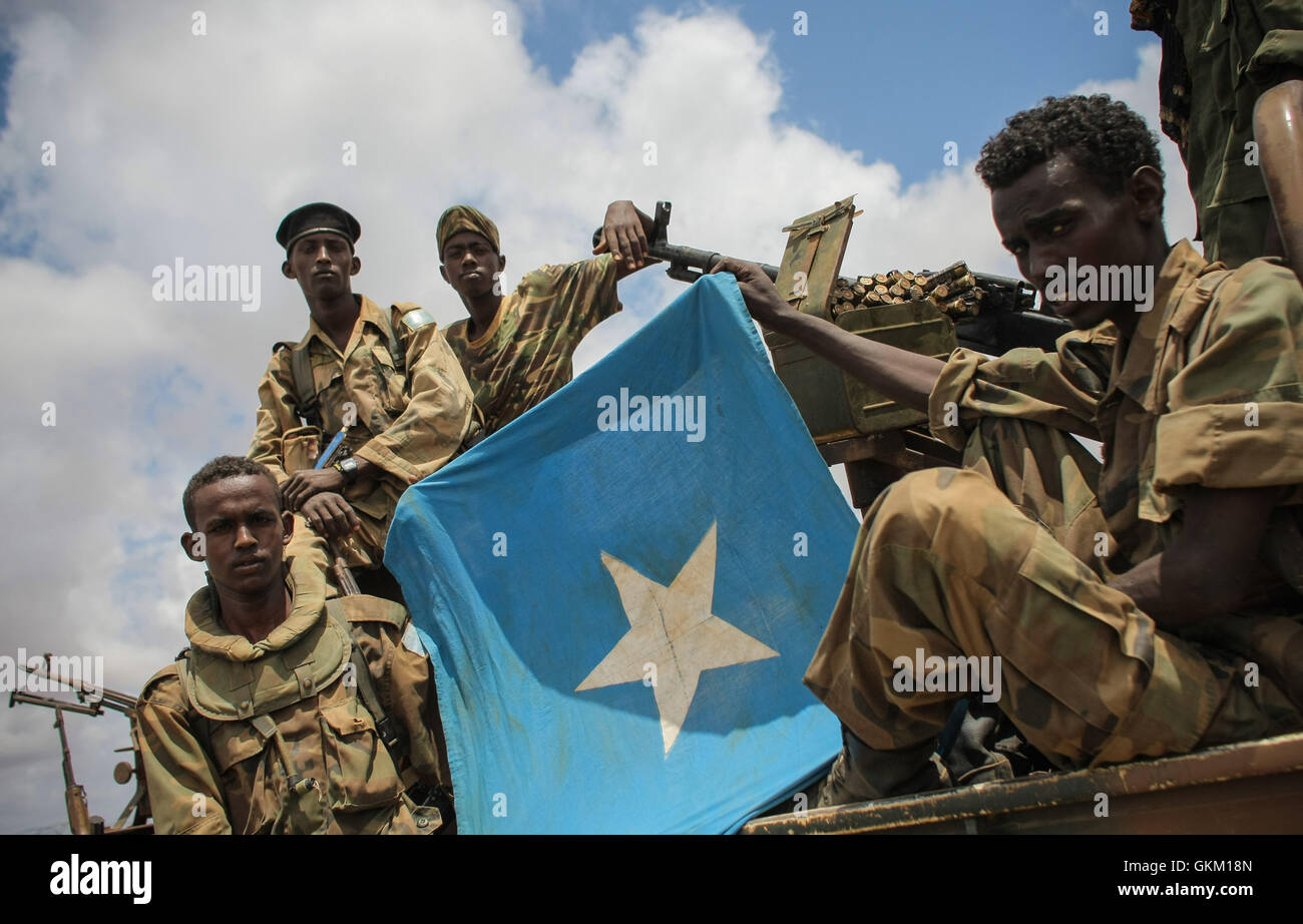 SOMALIA. Saa'moja / Kisamayo: In a handout photograph released by the African Union-United Nations Information Support Team 01 October, soldiers of the Somali National Army (SNA) are seen displaying the Somali national flag in Saa'moja, an area approx. 7km outside the Somali port city of Kismayo. For the last two months, the African Union Mission in Somalia (AMISOM)'s Kenyan Contingent in support of the SNA has been steadily liberating areas and villages in Southern Somalia formally under the control of the Al Qaeda-affiliated extremist group Al Shabaab, which has brought them to the outskirt' Stock Photo