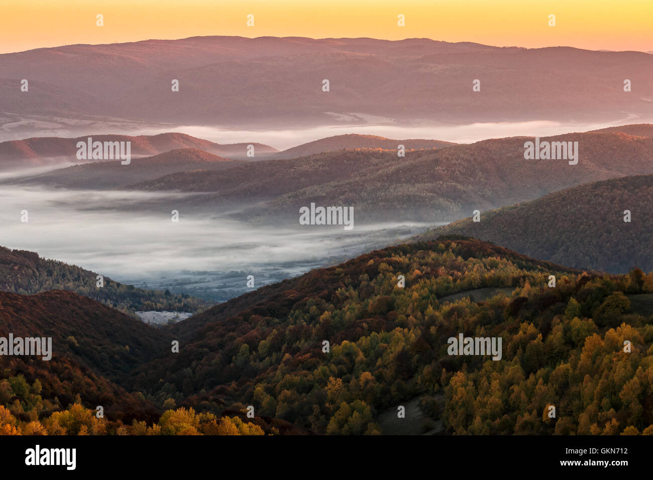 Fog mist sunrise mountain hi-res stock photography and images - Alamy