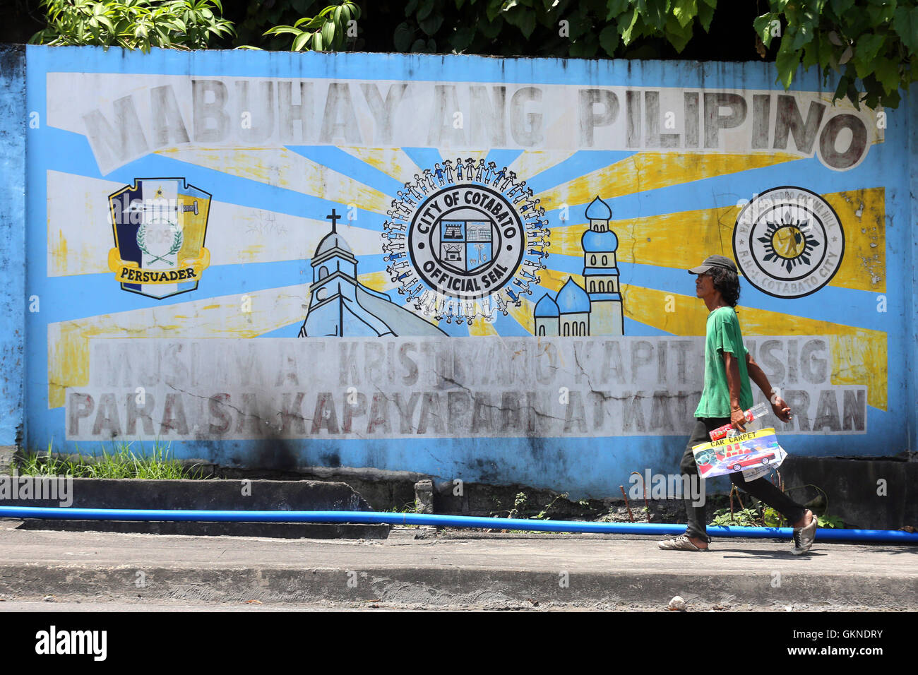 City Seal of the city of Cotabato on a wall in Cotabato. Mindanao, The Philippines. Translation: Long live the Philippines - Muslims and Christians hand in hand for peace and development. Stock Photo