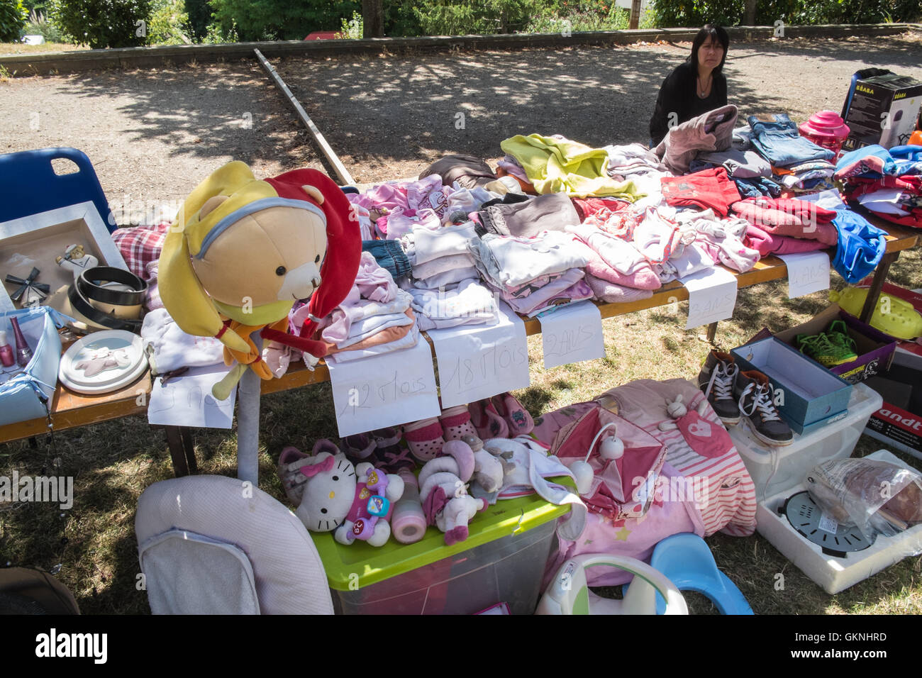 Jumble sale clothes hires stock photography and images Alamy