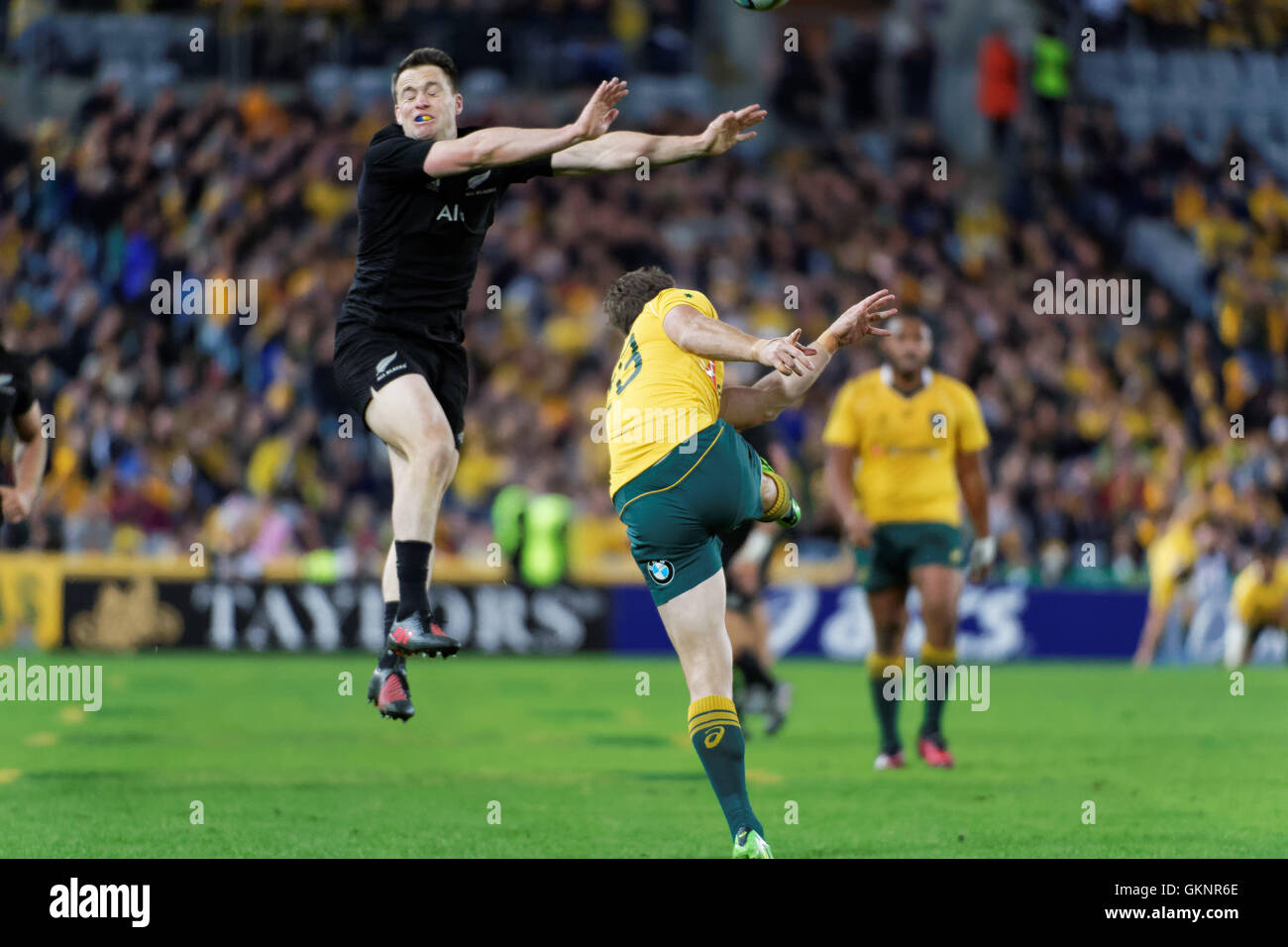 Sydney, Australia. 20th Aug, 2016. New Zealand tries to stop a kick by Australia's Rob Horne (23) kicks during the first rugby union test match between Australian Wallabies and New Zealand All Blacks. New Zealand won the first match 42-8 at ANZ Stadium and 1-0 in the Bledisloe Cup annual three-match series. Credit:  Hugh Peterswald/Pacific Press/Alamy Live News Stock Photo