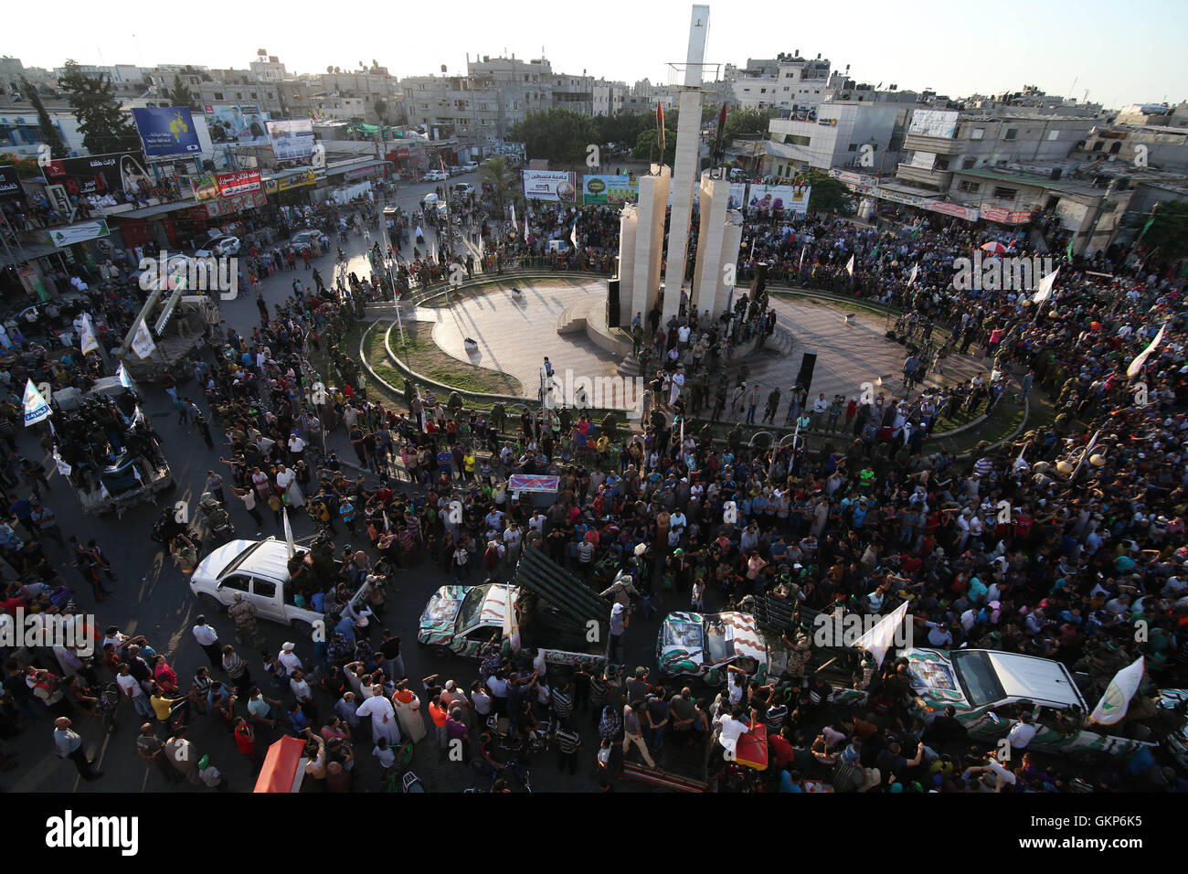Gaza, Gaza Strip city of Rafah. 21st Aug, 2016. Palestinians gather during an anti-Israel military parade, in the southern Gaza Strip city of Rafah, on Aug. 21, 2016. © Khaled Omar/Xinhua/Alamy Live News Stock Photo