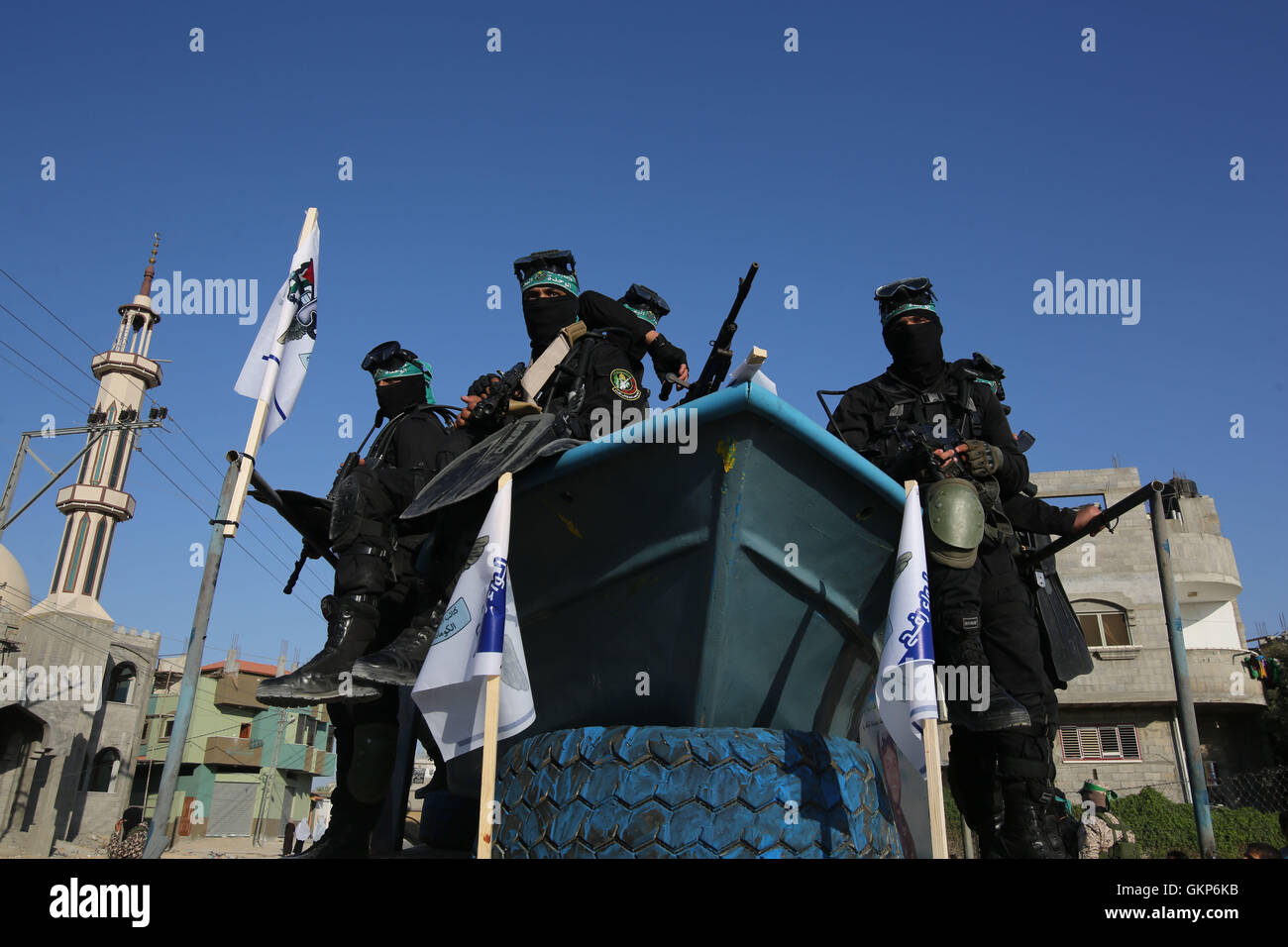 Gaza, Gaza Strip city of Rafah. 21st Aug, 2016. Palestinian members of al-Qassam Brigades, the armed wing of the Hamas movement, hold their weapons during an anti-Israel military parade, in the southern Gaza Strip city of Rafah, on Aug. 21, 2016. © Khaled Omar/Xinhua/Alamy Live News Stock Photo