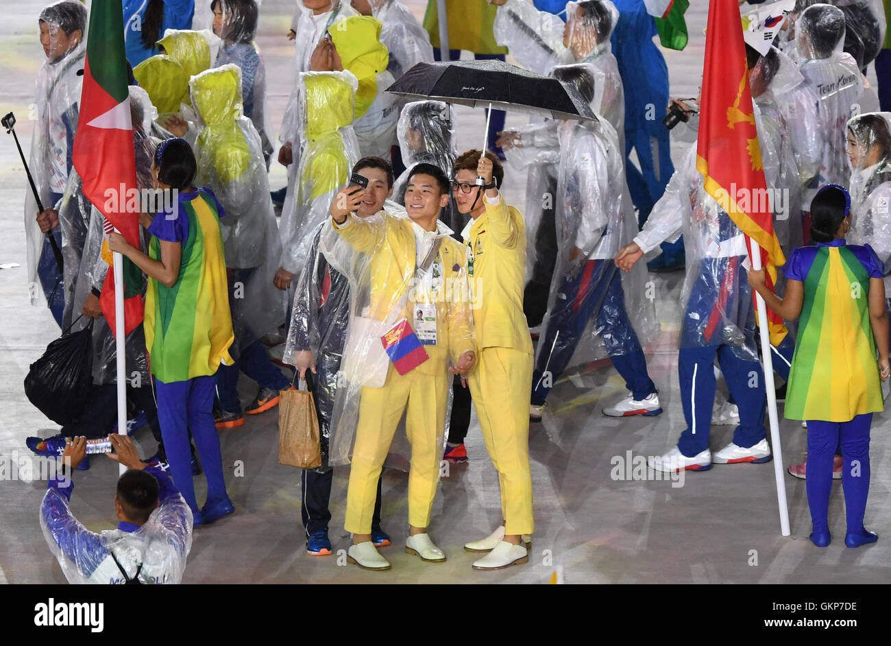 Rio de Janeiro, Brazil. 21st Aug, 2016. Athletes of Mongolia (C) arrive during the Closing Ceremony of the Rio 2016 Olympic Games at Maracana in Rio de Janeiro, Brazil, 21 August 2016. Photo: Sebastian Kahnert/dpa/Alamy Live News Stock Photo
