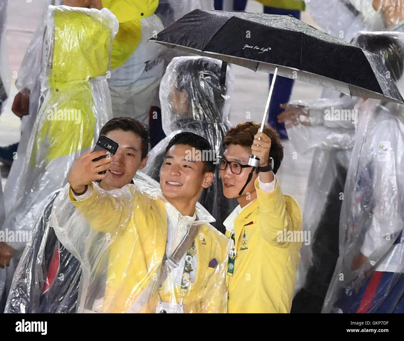 Rio de Janeiro, Brazil. 21st Aug, 2016. Athletes of Mongolia take a selfie during the Closing Ceremony of the Rio 2016 Olympic Games at Maracana in Rio de Janeiro, Brazil, 21 August 2016. Photo: Sebastian Kahnert/dpa - RECROP/dpa/Alamy Live News Stock Photo