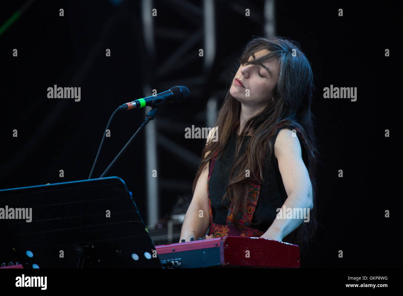 JULIA HOLTER, CONCERT, 2026: Julia Holter plays the Mountain Stage on ...