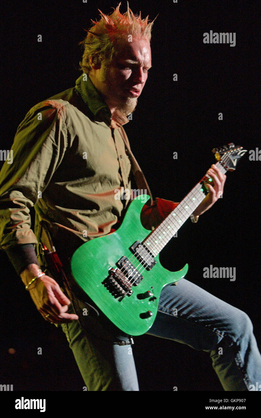 West Palm Fl December 08 Matt Roberts Of 3 Doors Down Performs