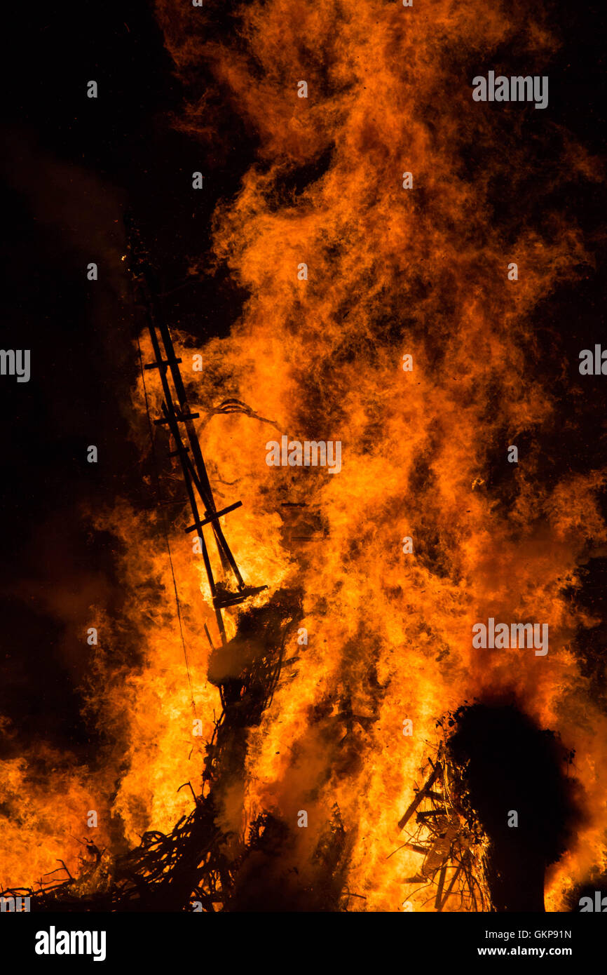 Brecon, Wales, UK, August 21 2016. The final day of the Green Man Festival 2016 at the Glanusk Estate in Brecon, Wales. Pictured: The festival ends as always with the ceremonial burning of the wicker Green Man. Picture: Rob Watkins/Alamy Live News Stock Photo