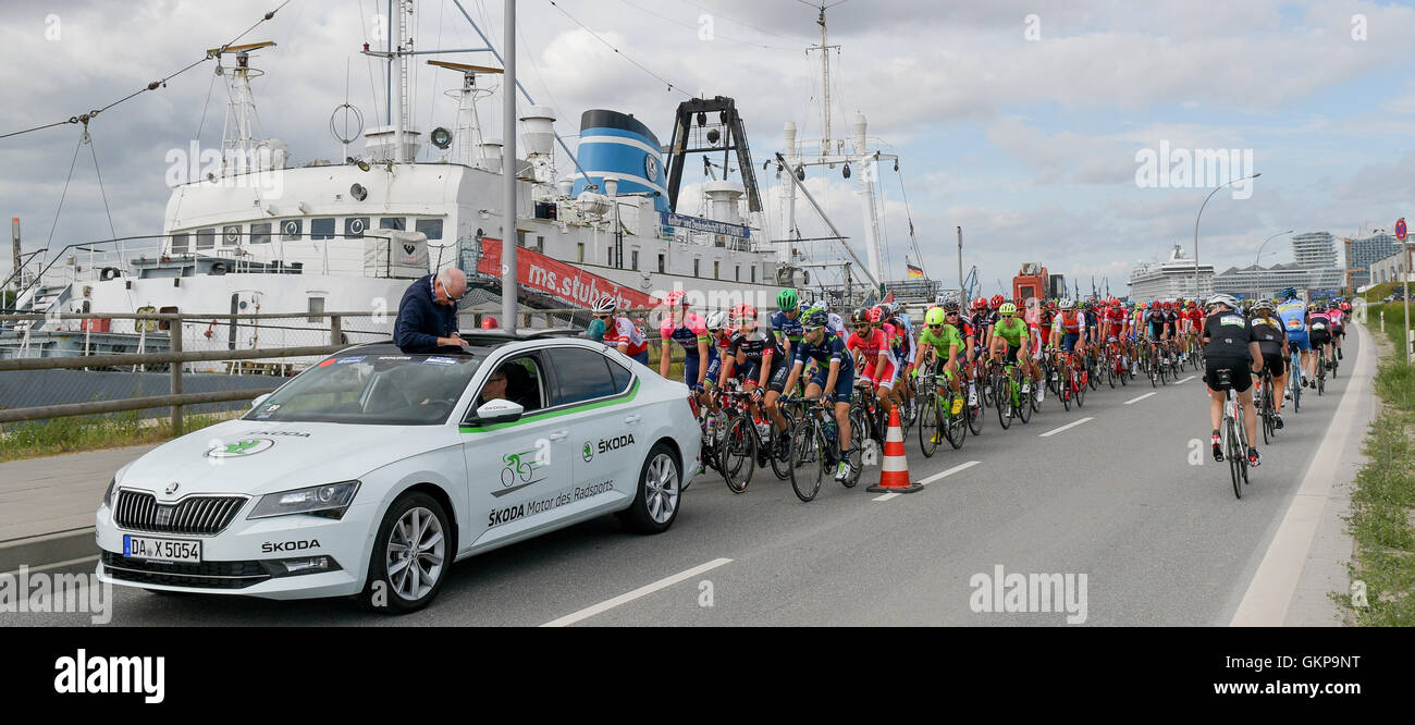 Hamburg, Germany. 21st Aug, 2016. The professional cyclists pass the ...