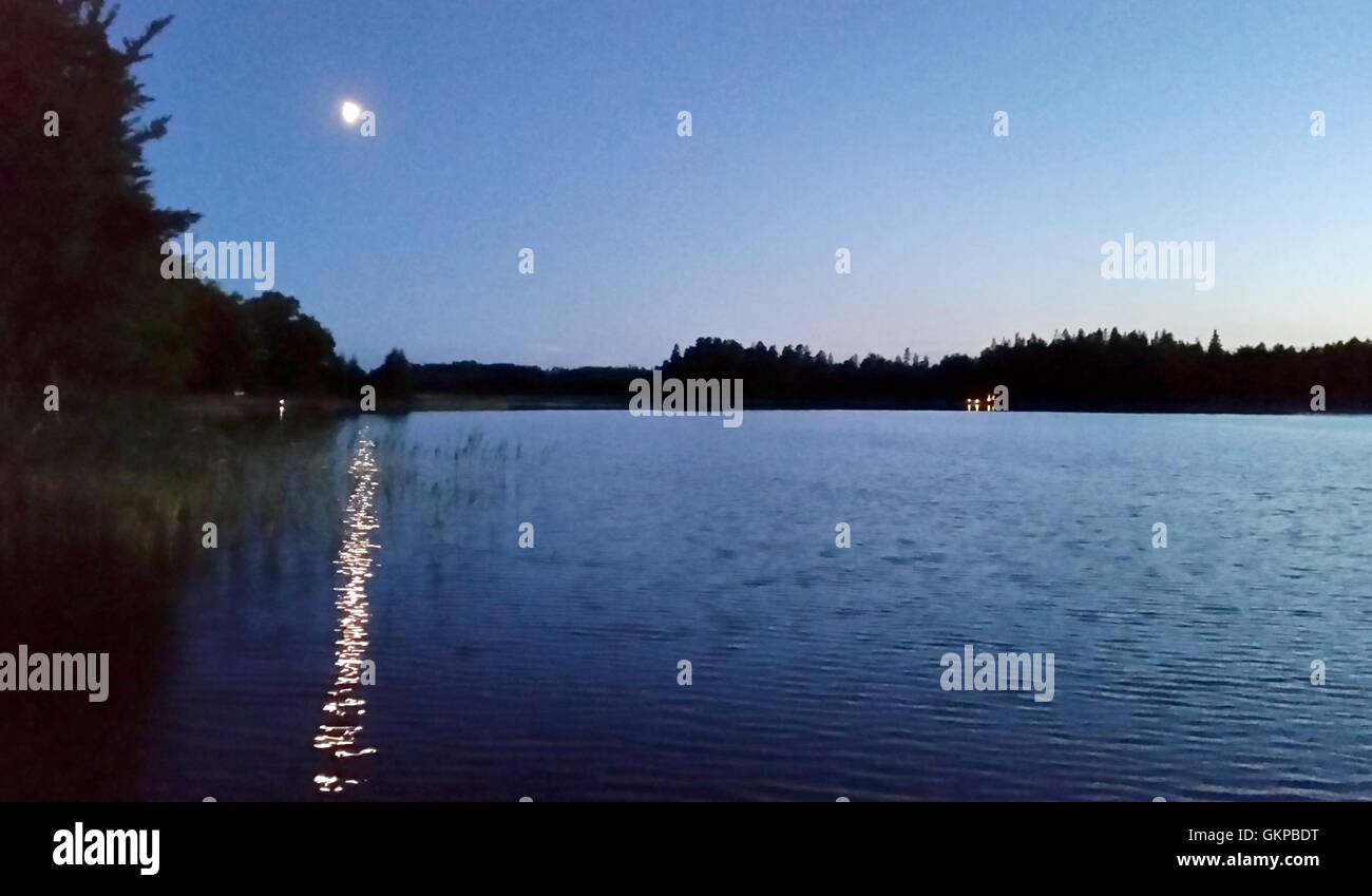 Unnaryd, Sweden. 12th Aug, 2016. Th moon is reflecting at sunset on Lake Unnen near Unnaryd, Sweden, as seen on 12 August 2016. Photo: Johannes Hennemuth/dpa -NO WIRE SERVICE-/dpa/Alamy Live News Stock Photo