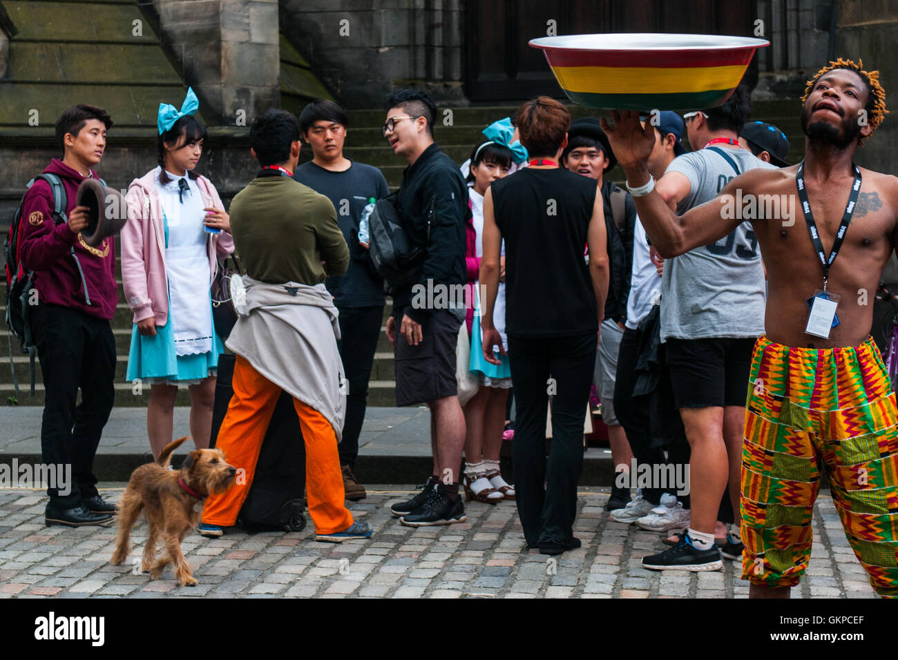 Edinburgh, Scotland. 22nd August, 2016. Performers train and speak after a day on the Royal Mile. The Edinburgh Festival Fringe is the largest performing arts festival in the world, this year's festival hosts more than 3000 shows in nearly 300 venues across the city. Credit:  Simone Padovani / Awakening / Alamy Live News Stock Photo