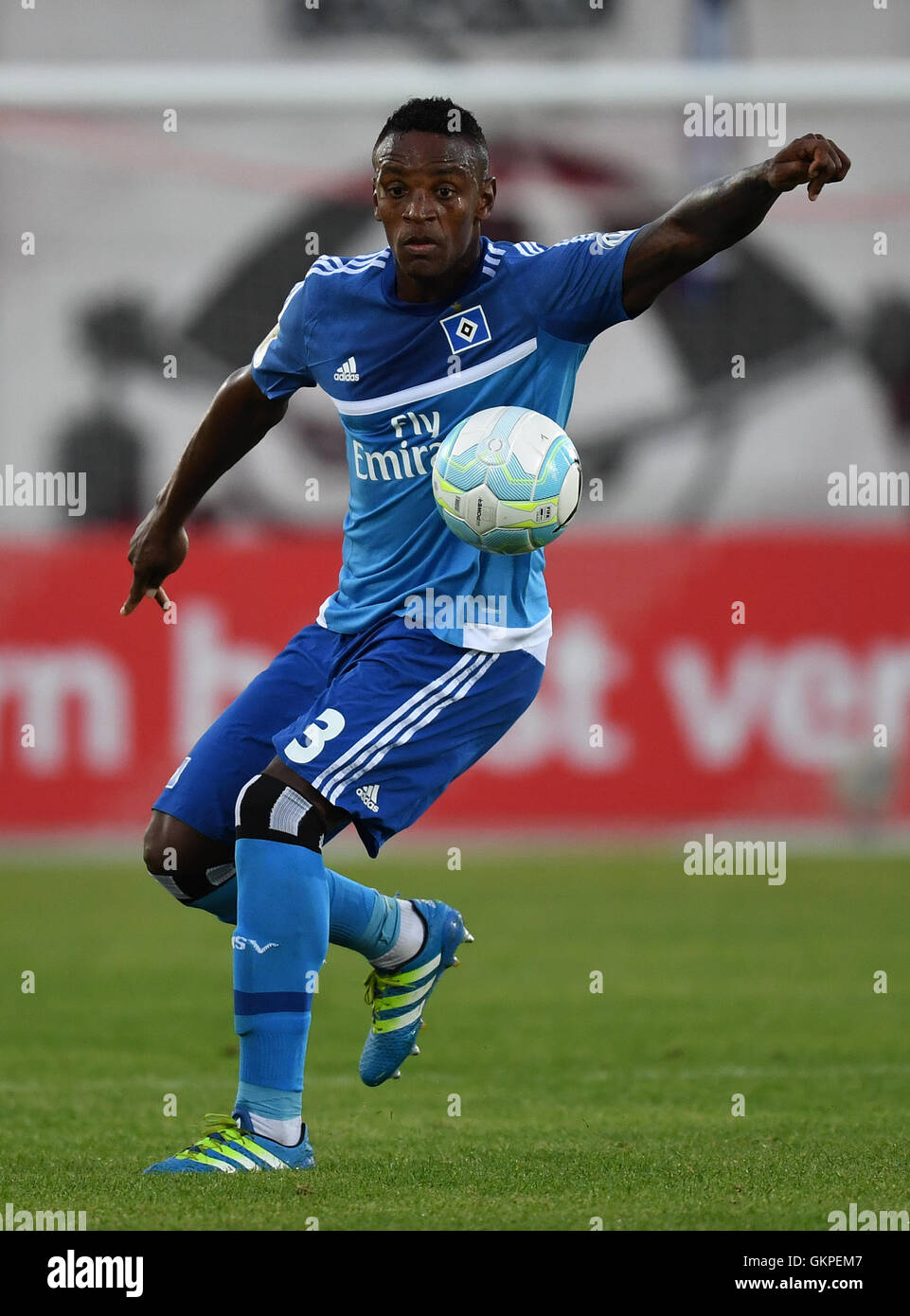 Zwickau, Germany. 22nd Aug, 2016. Hamburg's Cleber Reis in action during the DFB Cup 1st round football match between FSV Zwickau and Hamburger SV in Zwickau, Germany, 22 August 2016. PHOTO: HENDRIK SCHMIDT/DPA/Alamy Live News Stock Photo