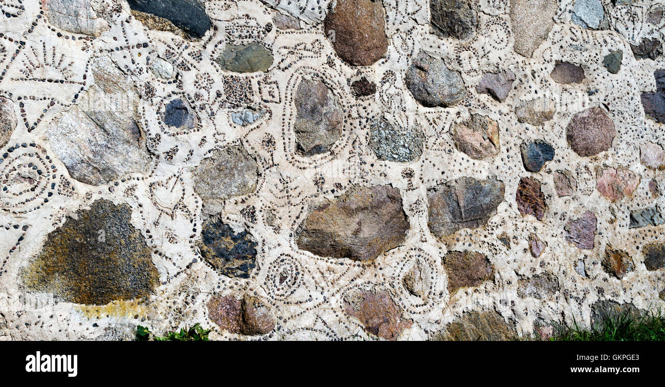 The pattern on the wall of large stones and decorative gravel Stock Photo