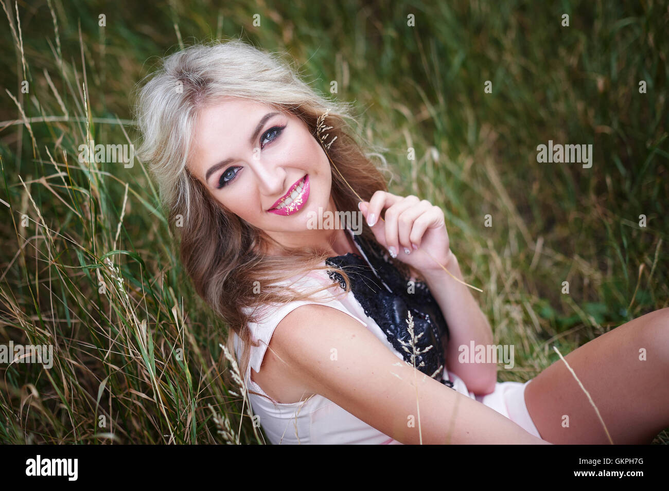 beautiful young woman posing in a summer park Stock Photo - Alamy