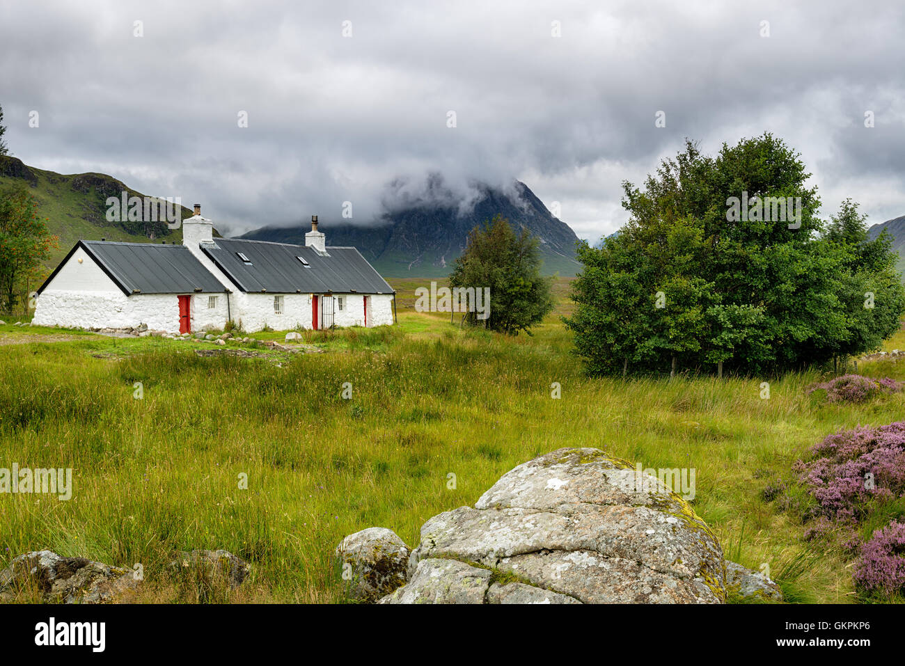A cottage beneath the moountains at Glencoe in the Scottish Highlands Stock Photo