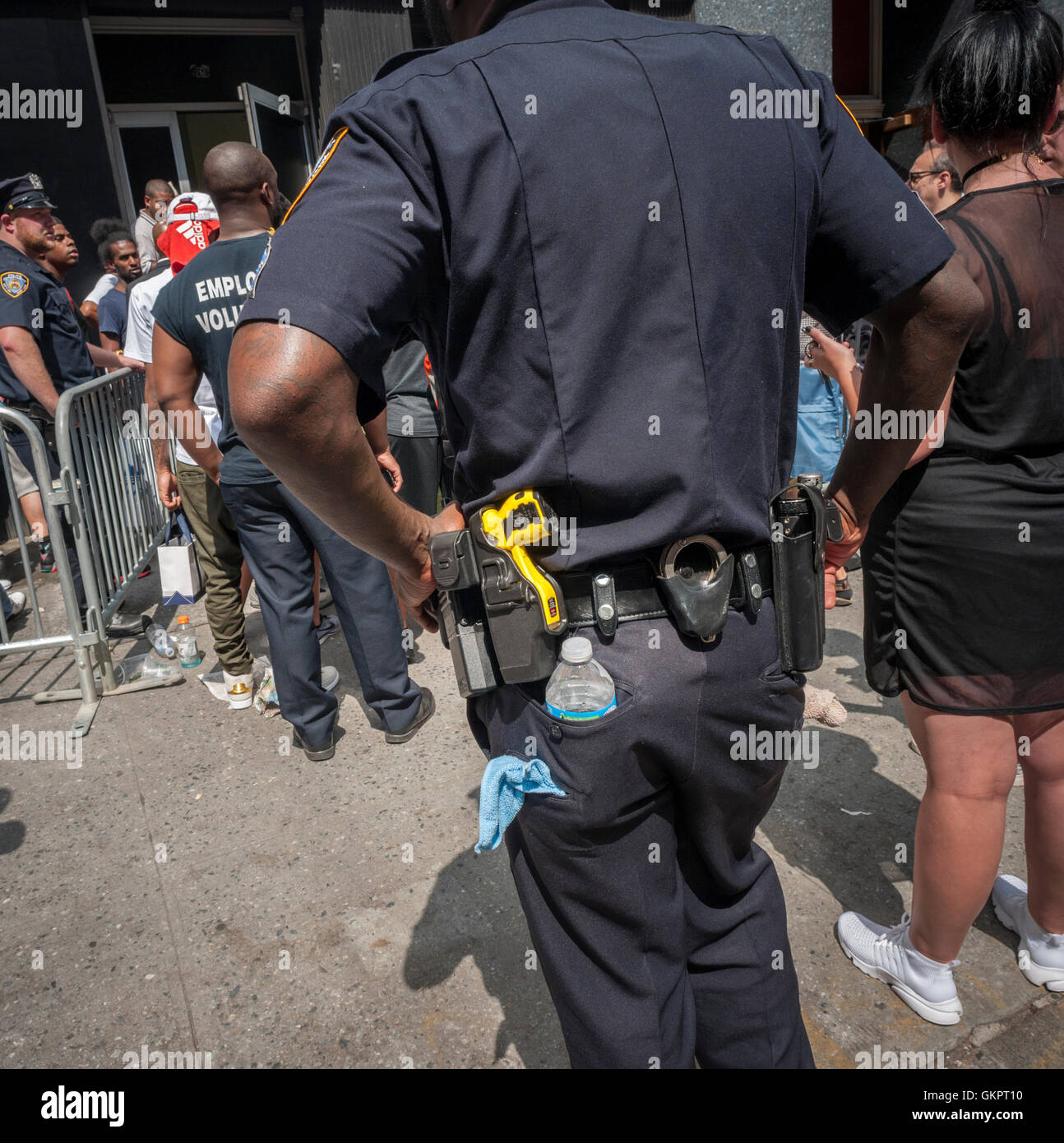 An NYPD officer patrols an event in New York on Friday, August 19, 2016  with a belt laden with equipment including a Taser X26 and his radio. (©  Richard B. Levine Stock Photo - Alamy