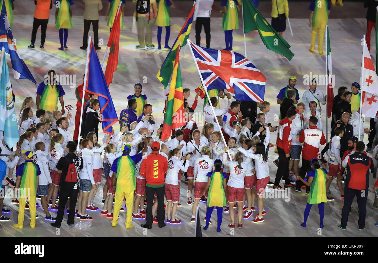 Great britain flag bearer kate richardson walsh enjoys closing ceremony hires stock photography