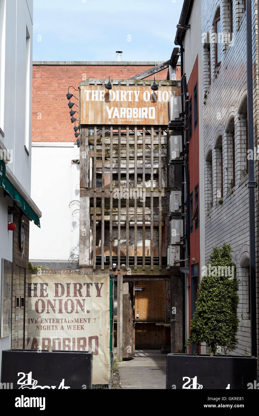the dirty onion pub and yardbird restaurant in cathedral quarter belfast housed in belfasts oldest building Stock Photo