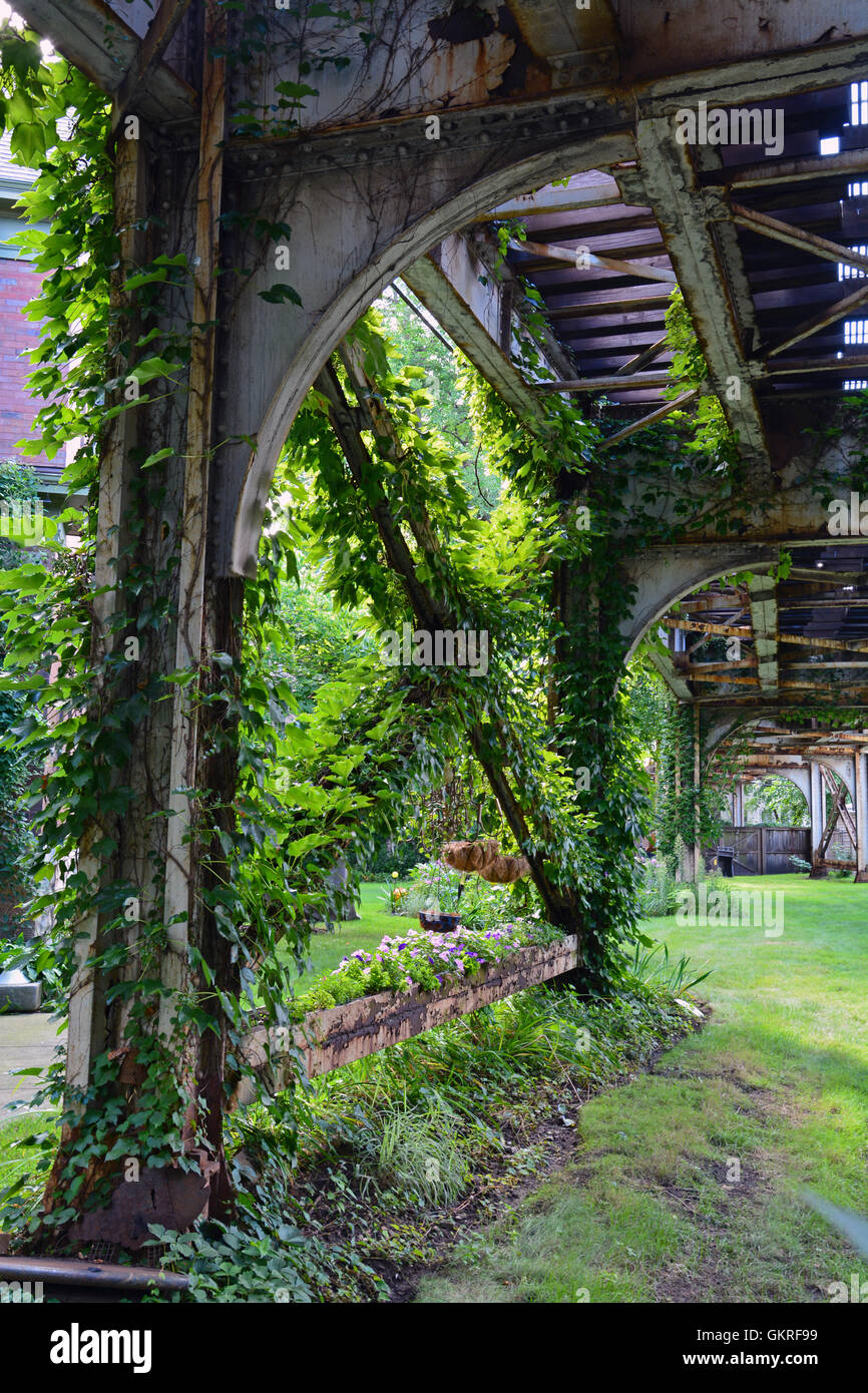 The Brown Line elevated CTA train tracks passing through urban gardens in the residential neighborhood of Ravenswood in Chicago. Stock Photo