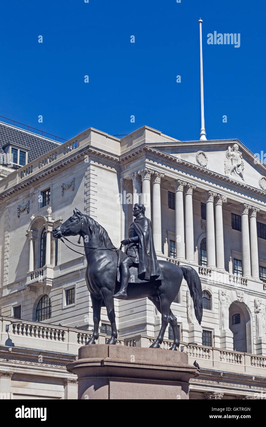 City of London  The Duke of Wellington statue at The Royal Exchange, with the Bank of England in the background Stock Photo