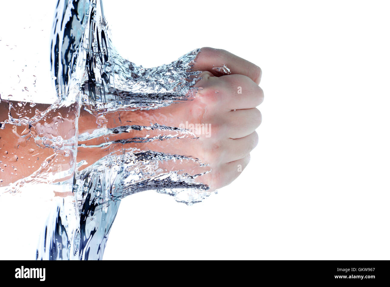 Чистая вода. Вода в ладошках. Мужчина наливает вино. Чистая вода. Вода в ладонях.